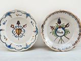 deux assiettes avec des motifs décoratifs sur une table