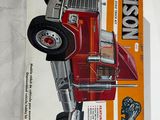une boîte sur laquelle est représenté un camion rouge