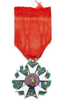 gros plan d'une médaille sur fond blanc