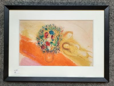 tableau représentant un vase de fleurs posé sur une table, dans un cadre noir