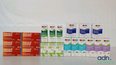 plusieurs boîtes de dentifrice et du dentifrice posés sur une table
