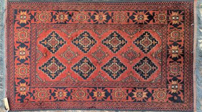 un tapis rouge et noir orné d'un motif en forme de diamant