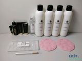 beaucoup de flacons de lotion et d'autres objets sur la table