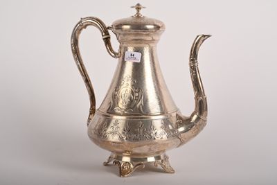 une théière ancienne en argent avec une anse, sur fond blanc