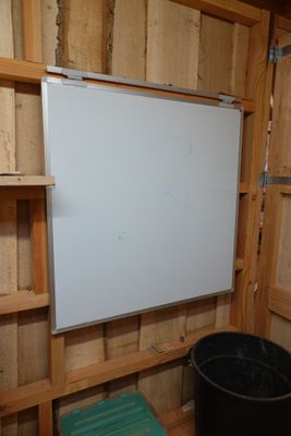 un tableau blanc dans un coin de la pièce