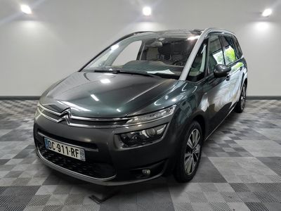 la citrole est garée sur un sol en damier dans le garage