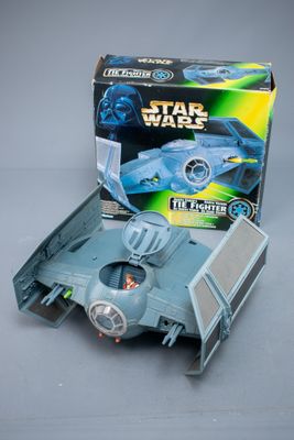 Le vaisseau « Tie Fighter » de Star Wars est dans sa boîte