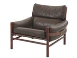La chaise est en cuir et possède une structure en bois