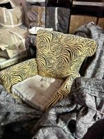 Fauteuil confortable à dossier renversé et repose-pied gainé… (photo 2)