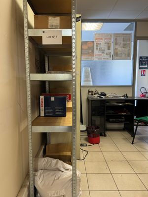 une pièce dans laquelle se trouvent une étagère et une chaise