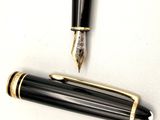 un stylo et un stylo-plume posés l'un à côté de l'autre