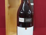 l'image d'une bouteille de vin posée à côté d'une caisse en bois