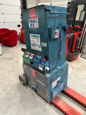 une machine bleue posée sur une palette