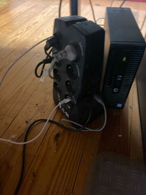 une photo d'un ordinateur posé sur un parquet