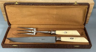 deux couteaux et un couteau dans un coffret en bois