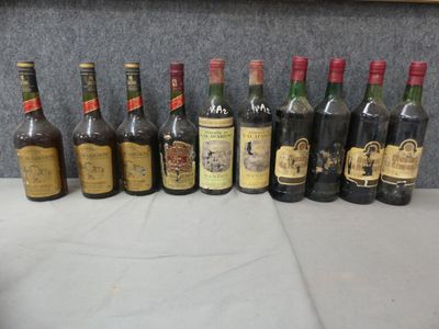 plusieurs bouteilles de vin sont alignées sur une table