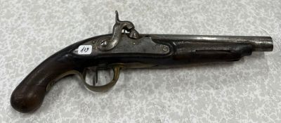 un vieux pistolet posé sur une table