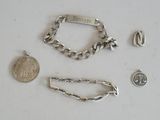 plusieurs bijoux, dont un bracelet en argent, une pièce en argent et une chaîne en argent