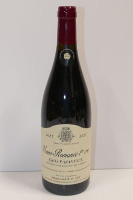 une bouteille de vin posée sur une table