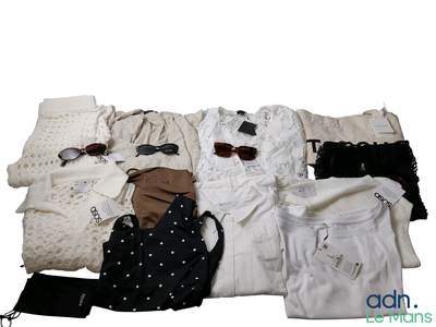 beaucoup de vêtements étalés par terre