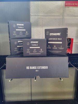 trois boîtes sont empilées les unes sur les autres sur une étagère
