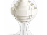 une photo d'une lampe de table blanche avec un pied transparent