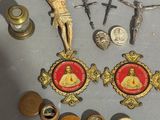 beaucoup d'objets religieux sur la table