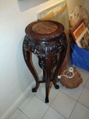 une table en bois avec un plateau en marbre dans une pièce