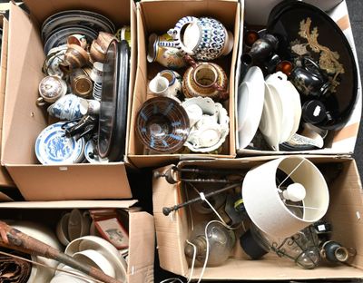 des boîtes remplies d'objets divers posées sur une table