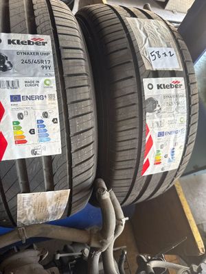 Deux pneus sont empilés l'un sur l'autre dans un garage