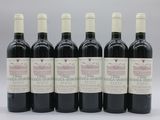 six bouteilles de vin rouge sont alignées