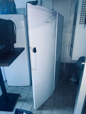 un réfrigérateur dans un coin de la cuisine, dont la porte est ouverte