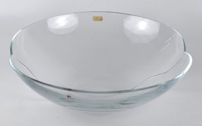 bol en verre transparent avec un point doré sur le bord