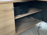 un bureau d'ordinateur sur lequel est posé un ordinateur portable