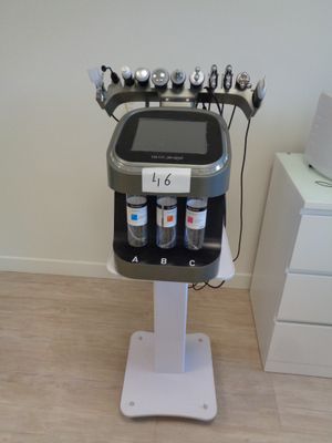 une machine posée sur un support dans une pièce