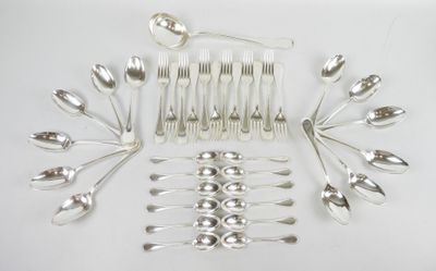 beaucoup d'argenterie sur une table blanche