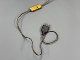 un cordon relié à une prise électrique