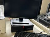 un ordinateur de bureau posé sur une table avec un clavier et un écran