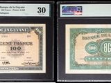 Trois types de monnaies différents sont exposés dans une vitrine