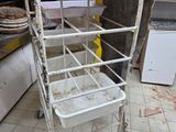 un chariot blanc qui se trouve dans une cuisine