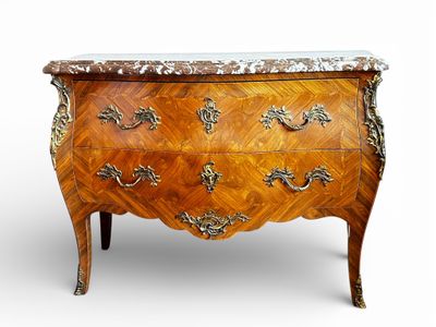 Commode sauteuse en placage de bois fruitier et filet de mar…