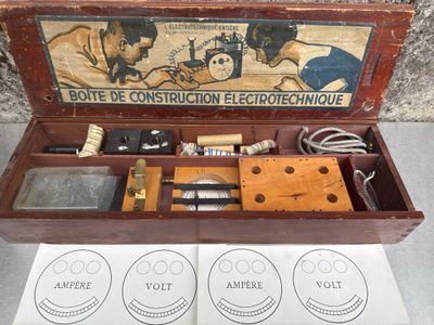 une boîte en bois contenant la photo d'un homme