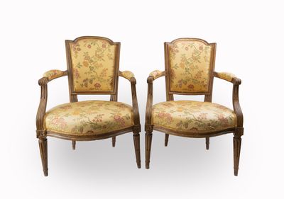 Paire de fauteuils cabriolets en hêtre mouluré et sculpté, p…