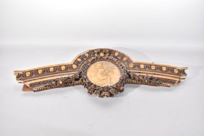 un gros plan d'une broche en or sur fond blanc
