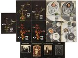 plusieurs livres sur lesquels figurent des images de femmes et de fleurs, posés sur une surface blanche