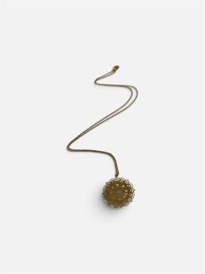 un collier en or avec une boule suspendue à une chaîne, sur fond blanc