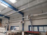 une photo d'une grande salle avec beaucoup de tables et de chaises