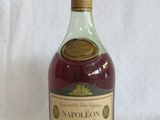 une bouteille de vin posée sur une table