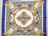 un foulard carré bleu et blanc orné d'un motif élaboré
