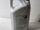 un gallon de liquide posé sur une table